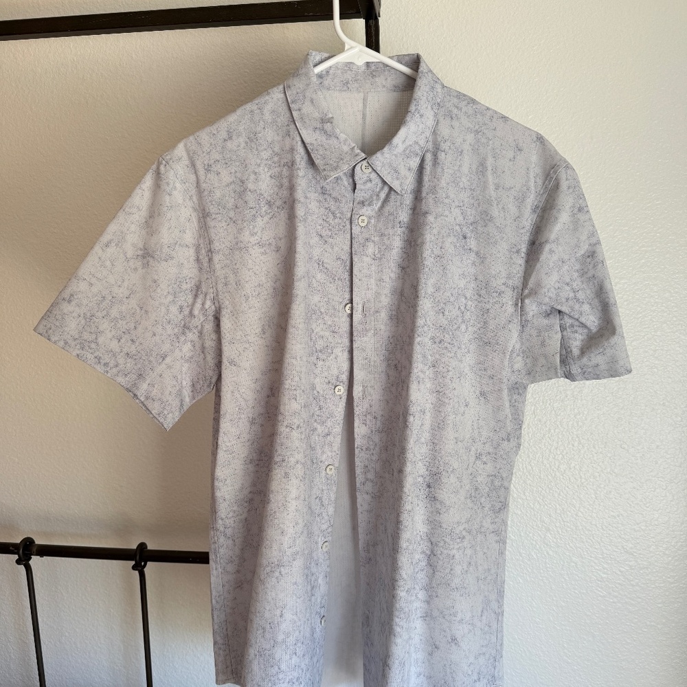 Mens Lululemon Airing Easy Short-Sleeve Shirt - L - White/Light Blue